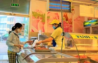 Người dân mua thịt heo ở siêu thị