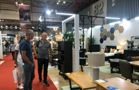 Khách tham quan Hội chợ quốc tế Đồ gỗ và Mỹ nghệ xuất khẩu Việt Nam năm 2022.