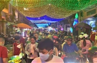 Người dân tấp nập đi chơi Giáng sinh, tranh thủ mua hàng giảm giá