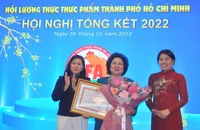 Chủ tịch Hội LTTP TP.HCM được trao bằng khen Phụ nữ tiêu biểu TP.HCM giai đoạn 2016-2021 