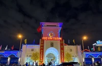 Chợ Bến Thành khoác 'áo mới' đón khách mua sắm Tết 