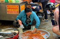 Người dân mua cá chép sống chuẩn bị cúng ông Táo