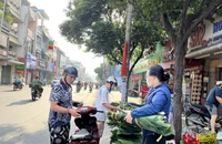 Lá dong gói bánh chưng đắt hàng ngày Tết
