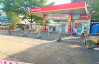 Một cửa hàng xăng dầu quận Gò Vấp dựng rào chắn, không còn các trụ bơm xăng dầu. Ảnh chụp ngày 26-1