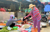 TP.HCM: Mùng 5 tết, tiểu thương chưa bán nhiều, giá thực phẩm vẫn cao