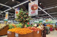 Người dân mua sắm ở siêu thị Lotte Mart