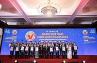 Lãnh đạo Thành phố tại lễ vinh danh trao chứng nhận hàng Việt Nam chất lượng cao 2023