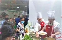 Triển lãm năm 2022 thu hút nhiều khách thưởng thức ẩm thực. ẢNH: TÚ UYÊN