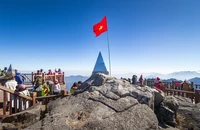 Du khách trên đỉnh Fansipan. ẢNH: Q.NGUYỄN