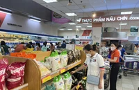 Người tiêu dùng mua gạo ở siêu thị. ẢNH: TÚ UYÊN