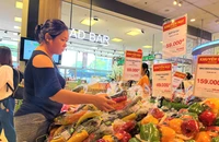 Người dân mua sắm tại siêu thị. ẢNH: TÚ UYÊN