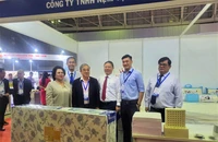Lãnh đạo TP.HCM tham quan gian hàng tại hội chợ