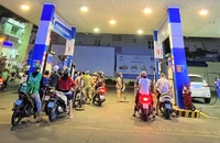 Người dân đổ xăng cửa hàng quận Tân Bình. ẢNH: TÚ UYÊN