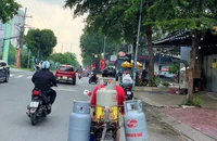 Giá gas đồng loạt tăng 33.000 đồng từ ngay mai.ẢNH: TÚ UYÊN