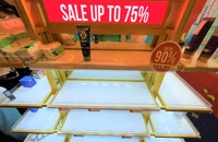 Loạt hàng hiệu khuyến mãi khủng, có mặt hàng giảm 90% 