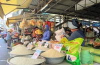 Gạo bày bán ở chợ. ẢNH: TÚ UYÊN