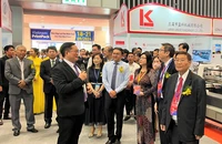 Lãnh đạo Cục xúc tiến thương mại, Sở Thông tin Truyền thông TP.HCM, Hiệp hội in Việt Nam tham quan gian hàng tại triển lãm