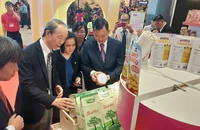 Tổng lãnh sự Nhật Bản tại TP.HCM, lãnh đạo ITPC tham quan gian hàng tại triển lãm 