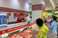 Người tiêu dùng mua thịt heo ở siêu thị. ẢNH: TÚ UYÊN