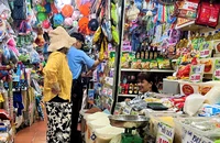 Người dân mua gạo ở chợ Tân Định, TP.HCM. ẢNH: TÚ UYÊN