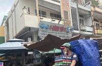 Chủ xe máy đa số thu nhập không cao. ẢNH: TÚ UYÊN
