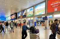Tháng 11 nhóm giao thông tăng cao nhất do dịch vụ vận tải đường hàng không tăng. ẢNH: TÚ UYÊN