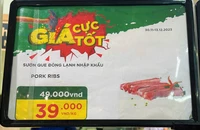 Sườn que heo đông lạnh bày bán ở siêu thị. ẢNH: TÚ UYÊN 