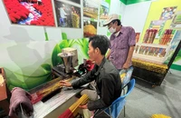 Mang làng nghề sản xuất túi xách, chậu hoa... từ mo cau đến TP.HCM