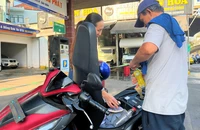 Người tiêu dùng đang hỗ trợ xăng lẻ. ẢNH: TÚ UYÊN