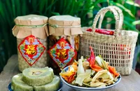 Phiên chợ có nhiều mặt hàng phù hợp làm quà biếu ngày tết. ẢNH: T.QUỲNH