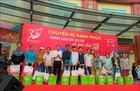Khởi hành 'chuyến xe hạnh phúc' đưa 900 người dân về quê đón tết