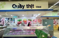 Người dân Đà Nẵng 'vét sạch' rau, thịt cá, bánh kẹo tết ở siêu thị
