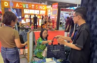 Doanh nghiệp dệt may Việt Nam giới thiệu sản phẩm xanh tại Hội chợ triển lãm Tôn vinh hàng Việt năm 2023. ẢNH: TÚ UYÊN