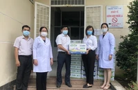 Doanh nghiệp tặng hàng hóa cho ngành y tế TP.HCM chống dịch năm 2021. ẢNH: ÁNH TUYẾT
