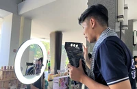 Nhiều doanh nghiệp chuyển mình livestream tiếp cận khách hàng. ẢNH: TÚ UYÊN