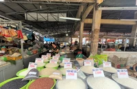 Gạo bày bán tại chợ. ẢNH: TÚ UYÊN