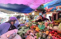 Giá mặt hàng thiết yếu của TP.HCM có xu hướng thấp hơn Hà Nội. ẢNH: TÚ UYÊN