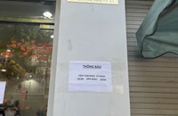 Cửa hàng vàng trên đường Trần Duy Dương thông báo tạm nghỉ tới 18-4. Ảnh: TÚ UYÊN