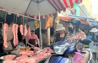 Người dân đi mua sắm tại chợ. Ảnh: TÚ UYÊN