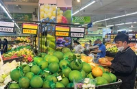 Bưởi bày bán ở siêu thị. Ảnh: TÚ UYÊN