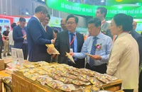 Lãnh đạo UBND TP.HCM tham quan gian hàng. Ảnh: TÚ UYÊN