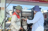 Người dân đổ xăng tại cửa hàng quận Bình Thạnh, TP.HCM. Ảnh: TÚ UYÊN