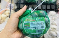Tỏi cô đơn xuất xứ Trung Quốc bán ở siêu thị. Ảnh: TÚ UYÊN