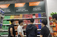 Các loại nước giải khát có đường được nhiều người trẻ quan tâm. Ảnh; TÚ UYÊN