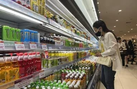 Người tiêu dùng mua nước giải khát tại siêu thị. Ảnh: TÚ UYÊN