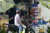 Hơn 63% người tiêu dùng cắt giảm chi tiêu rượu bia. Ảnh: TÚ UYÊN 