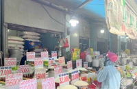 Người tiêu dùng mua gạo ở chợ. Ảnh: TÚ UYÊN