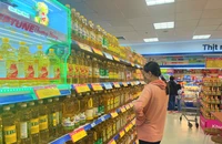 Người tiêu dùng mua hàng hóa ở siêu thị Ảnh: TÚ UYÊN