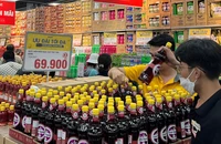 Nước mắm truyền thống bày bán ở siêu thị. Ảnh: TÚ UYÊN