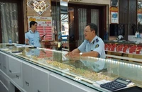 Lực lượng QLTT TP.HCM kiểm tra các tiệm vàng. Ảnh: Cục QLTT TP.HCM 